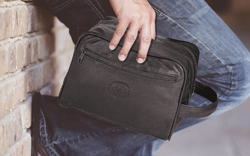 Mann reist mit Kulturtasche von ERBE
